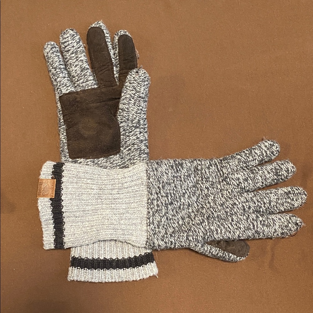 Roots Gray and Black Knit Gloves